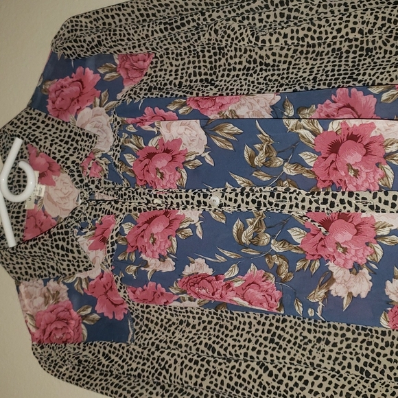 CRUSHING ON YOU BUTTON UP TOP - Picture 9 of 11